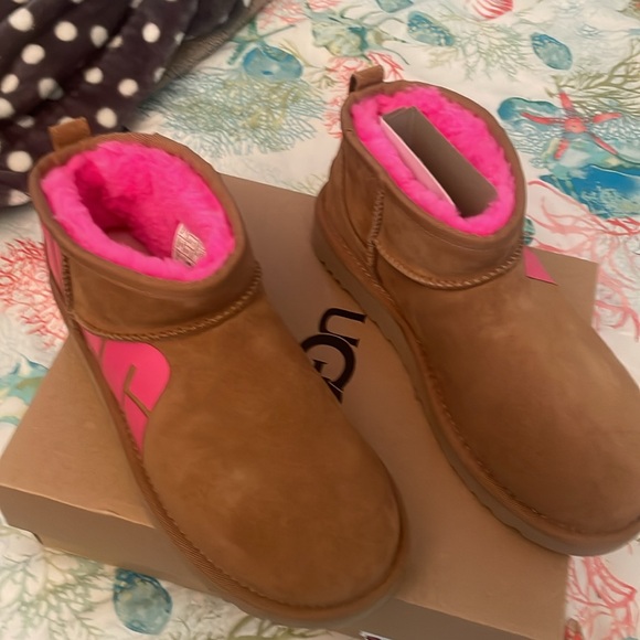 UGG ultra mini boots size 7. Brand new in box. These are true to size - Picture 2 of 4